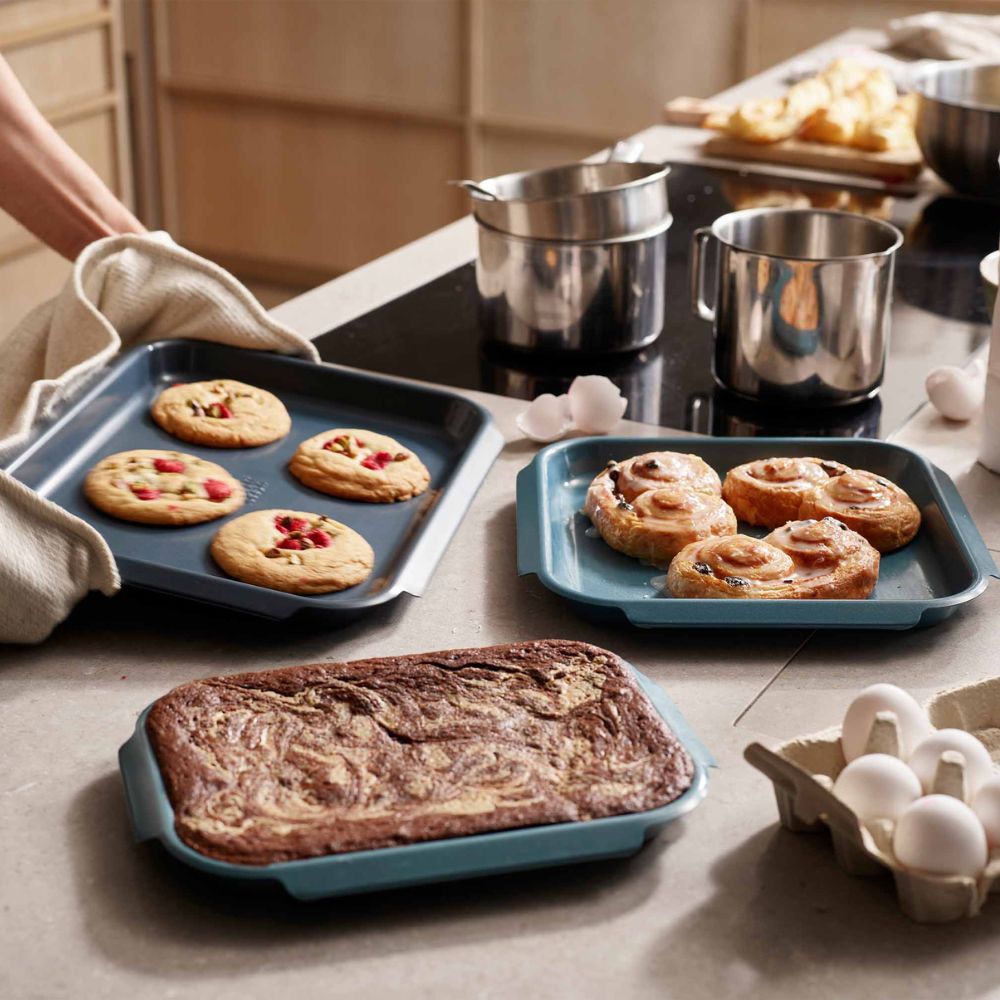 Nest™ Bake Non-Stick 3-piece Blue Baking Tray Set baking tray Nest™ Bake Non-Stick 3-piece Blue Baking Tray Set Nest™ Bake Non-Stick 3-piece Blue Baking Tray Set Joseph Joseph