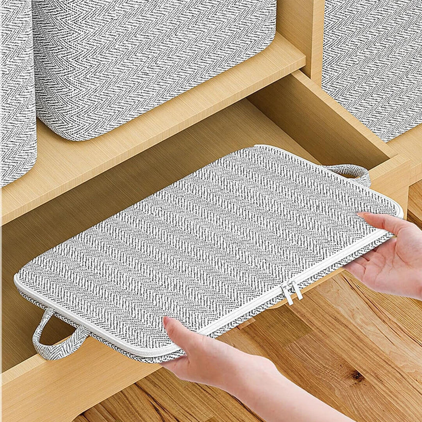 Foldable clothes storage bag with zipper closure