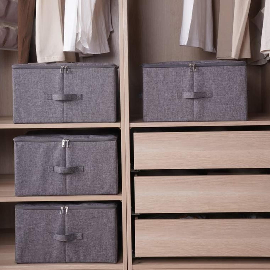 Foldable storage box in grey fabric for toys and blankets