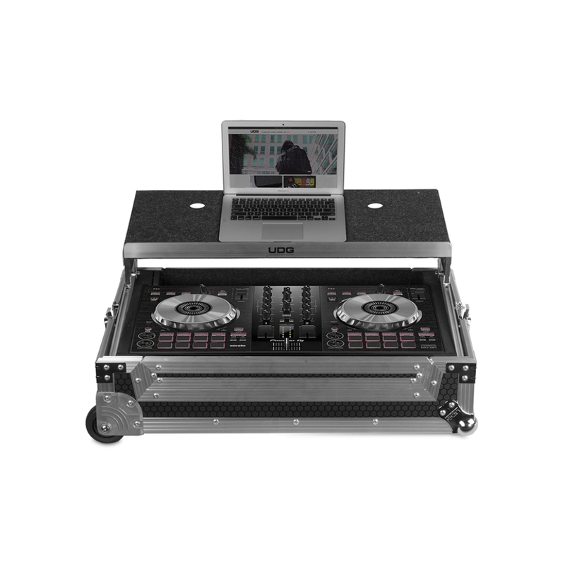 UDG Ultimate Flight Case Multi Format Plus (Laptop Shelf, Trolley + Wheels), XL, Silver