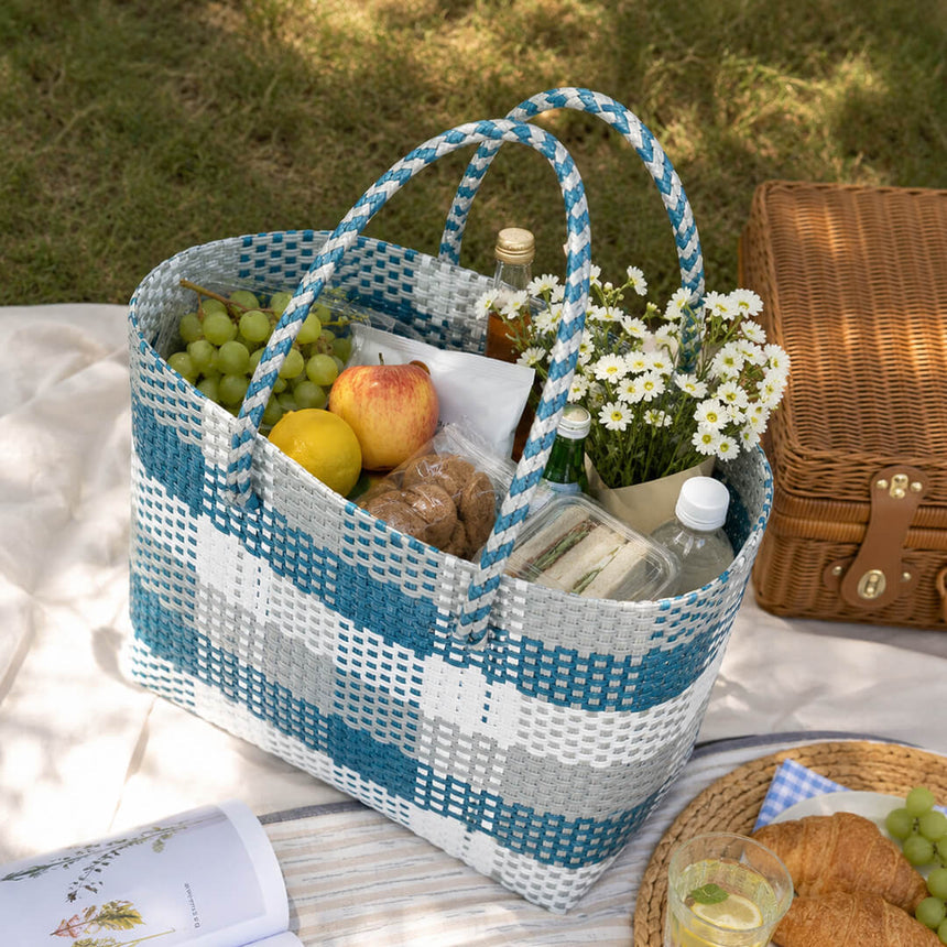 Straw basket shoulder bag for beach and picnic supplies